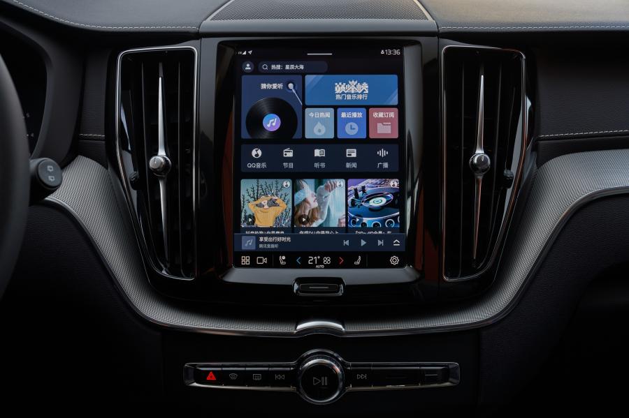 Панель приборов Volvo XC60 B5 AWD R-Design 2021 года  (CN) (фото 4 из 15)